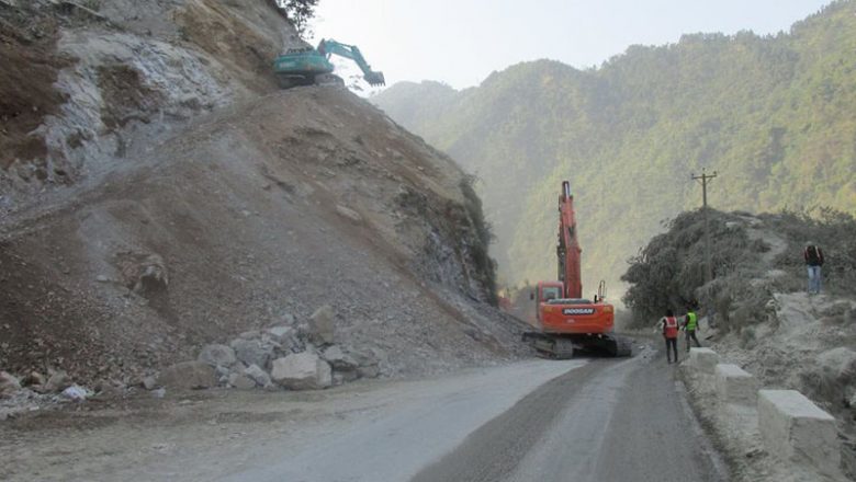 नारायणगढ मुग्लिन सडकखण्डमा भासिएको सडक मर्मत सुरु