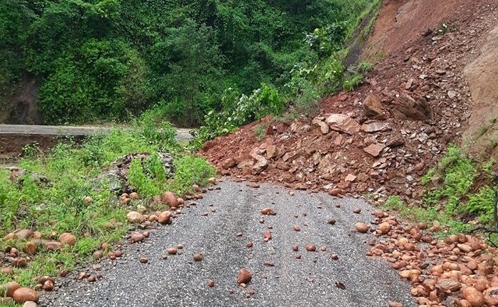 भारी वर्षाले रसुवा तथा नुवाकोटको तिरतिरे भिर खण्डका राजमार्गमा समस्या