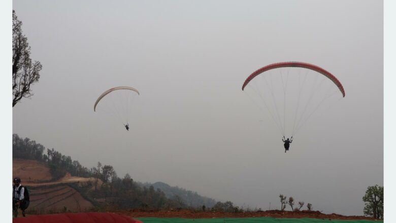 पर्यटकीय गतिविधि बढाउन चितवनमा प्याराग्लाइडिङ